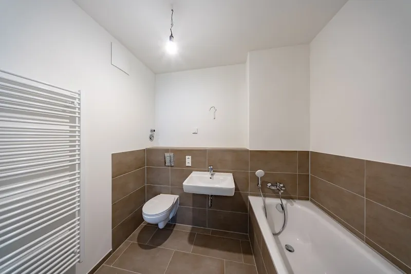 Geräumige Wohnung im Neubauerstbezug mit südseitiger Dachterrasse und zwei Bädern — photo 1